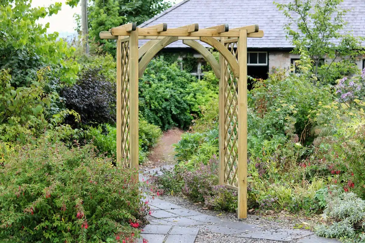 Comment fabriquer une arche de jardin en bois