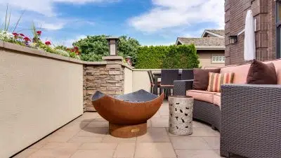 Une piscine et une terrasse au même endroit, c'est possible !